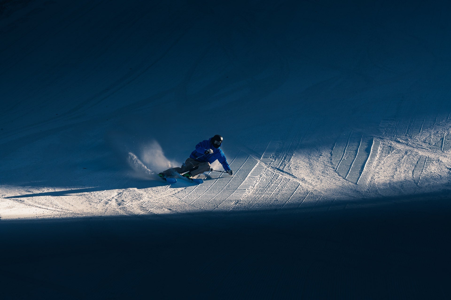 skier carving on Renoun Skis